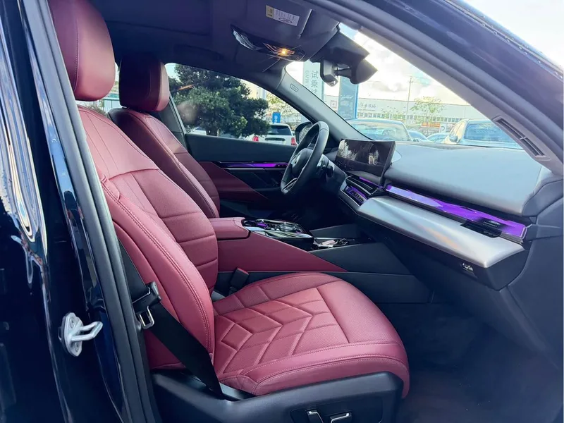 BMW 5 Series 2025 525Li M Conjunto deportivo interior foto 6 BMW 5 Series 2025 525Li M Conjunto deportivo interior foto 6