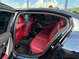 BMW 5 Series 2025 525Li M Conjunto deportivo interior foto 7 BMW 5 Series 2025 525Li M Conjunto deportivo interior foto 7
