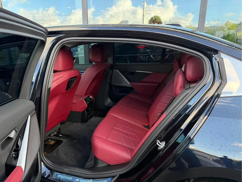BMW 5 Series 2025 525Li M Conjunto deportivo interior foto 7 BMW 5 Series 2025 525Li M Conjunto deportivo interior foto 7