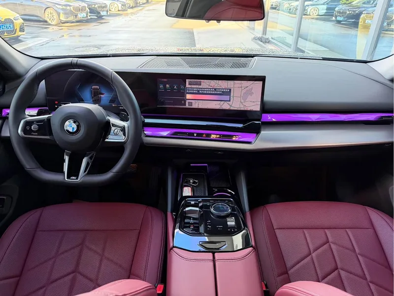 BMW 5 Series 2025 525Li M Conjunto deportivo interior foto 8 BMW 5 Series 2025 525Li M Conjunto deportivo interior foto 8