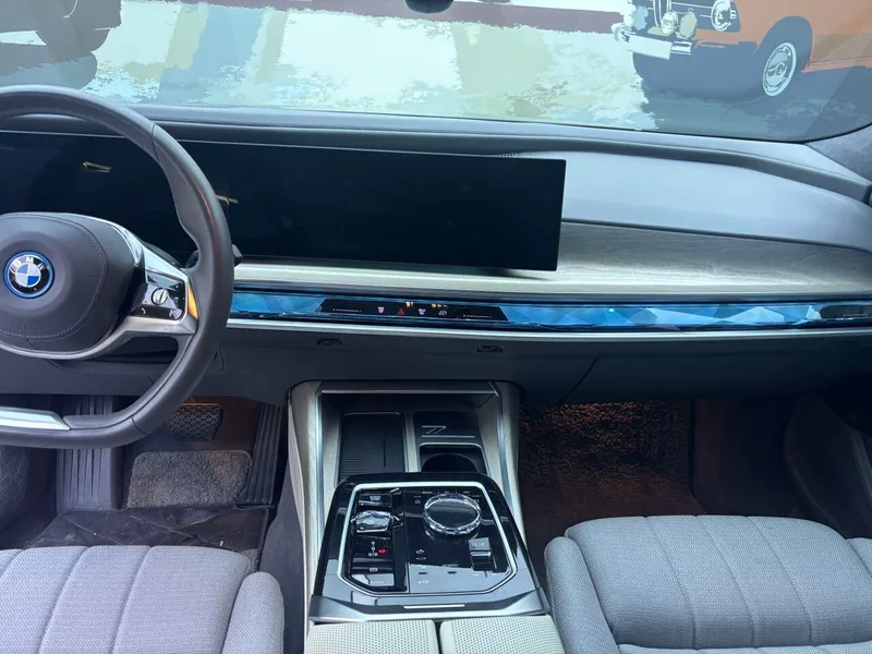 BMW i7 2023 xDrive60L Luxury Set interior photo 13 BMW i7 2023 xDrive60L Luxury Set interior photo 13