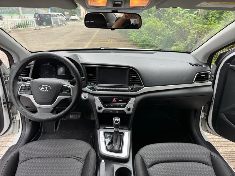 Hyundai Elantra Lingdong 2016 1.6L Auto Zhixuan Flagship interior photo 13 Hyundai Elantra Lingdong 2016 1.6L Auto Zhixuan Flagship interior photo 13