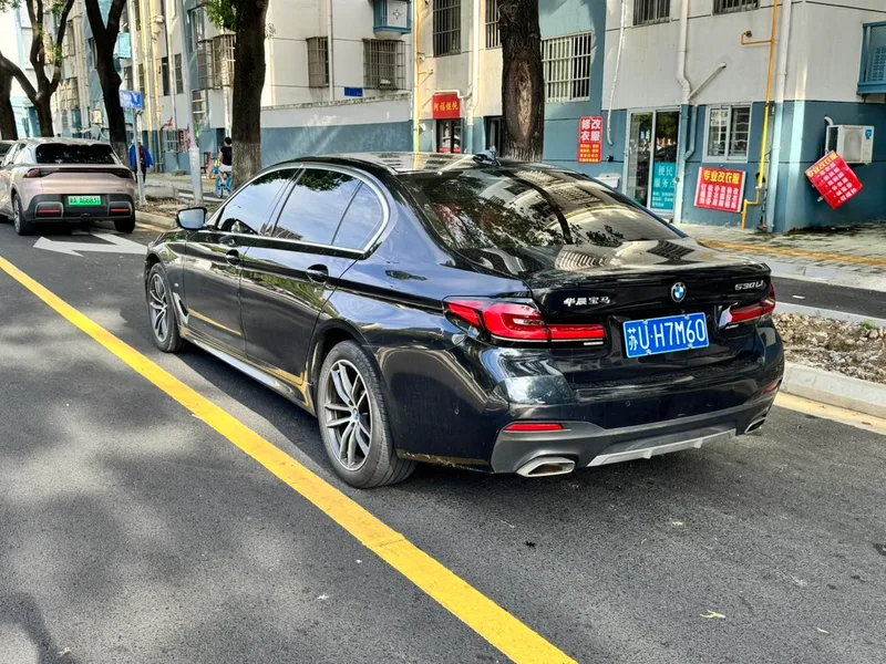 BMW 5 Series 2022 Segundo cambio 525Li M Conjunto deportivo exterior foto 4 BMW 5 Series 2022 Segundo cambio 525Li M Conjunto deportivo exterior foto 4