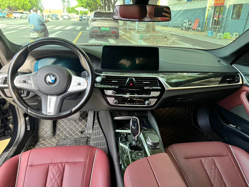 BMW 5 Series 2022 Segundo cambio 525Li M Conjunto deportivo interior foto 9 BMW 5 Series 2022 Segundo cambio 525Li M Conjunto deportivo interior foto 9