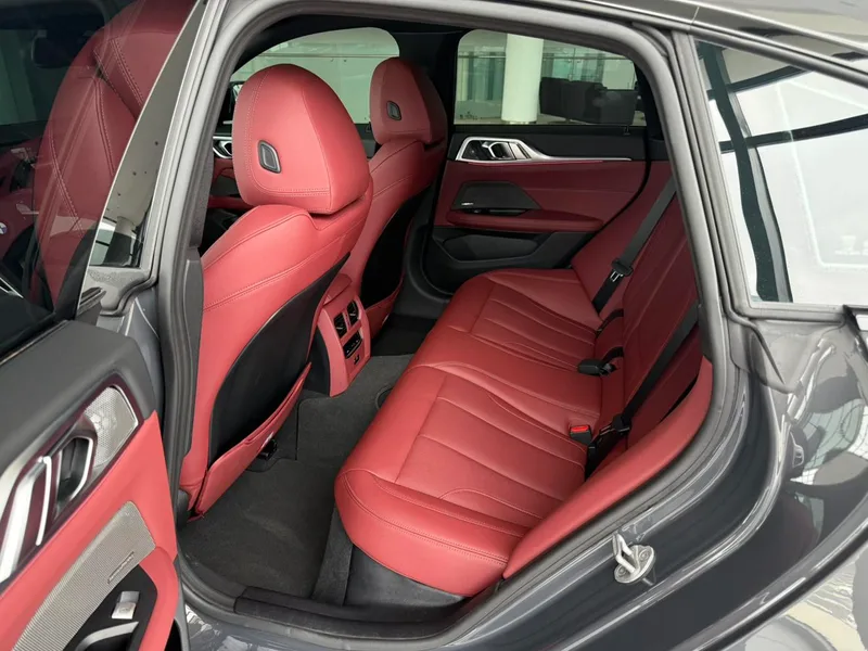 BMW 4 Series 2024 430i Gran Coupe M Спортивный ночной костюм интерьер фото 7