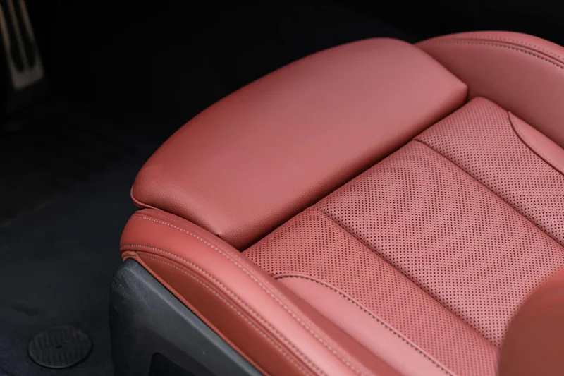 BMW 4 Series 2023 425i Convertible M Sports suit interior photo 15 BMW 4 Series 2023 425i Convertible M Sports suit interior photo 15