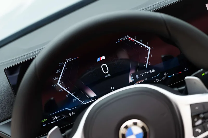 BMW 4 Series 2023 425i Convertible M Sports suit interior photo 16 BMW 4 Series 2023 425i Convertible M Sports suit interior photo 16