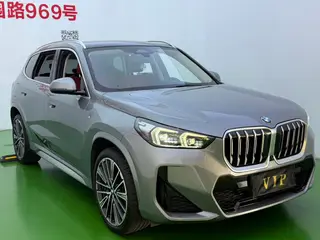 BMW X1 2023 sDrive25Li M Спортивный костюм экстерьер фото 3 BMW X1 2023 sDrive25Li M Спортивный костюм экстерьер фото 3