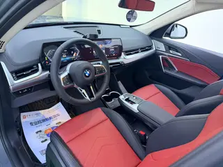 BMW X1 2023 sDrive25Li M Спортивный костюм экстерьер фото 4 BMW X1 2023 sDrive25Li M Спортивный костюм экстерьер фото 4