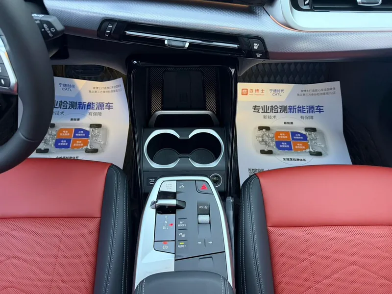 BMW X1 2023 sDrive25Li M Спортивный костюм интерьер фото 10 BMW X1 2023 sDrive25Li M Спортивный костюм интерьер фото 10