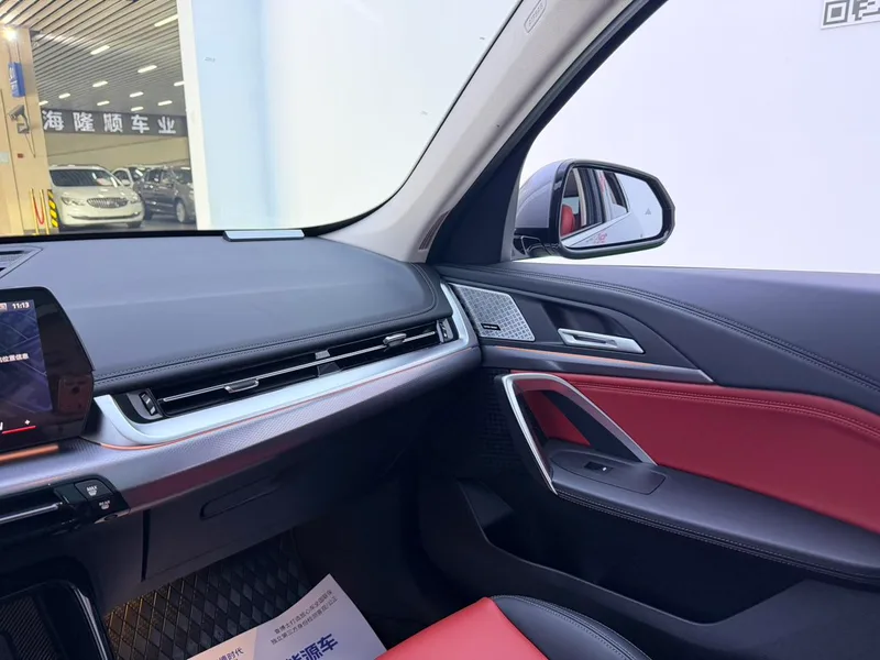 BMW X1 2023 sDrive25Li M Спортивный костюм интерьер фото 11 BMW X1 2023 sDrive25Li M Спортивный костюм интерьер фото 11
