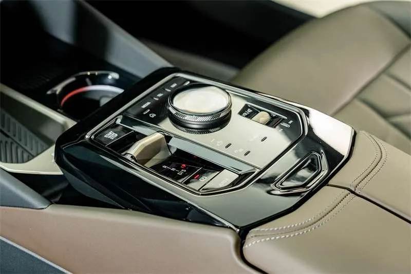 BMW 5 Series 2024 530Li Leader M Ensemble de sport intérieur photo 12 BMW 5 Series 2024 530Li Leader M Ensemble de sport intérieur photo 12