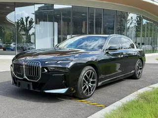 BMW 7 Series 2023 735Li Роскошный набор