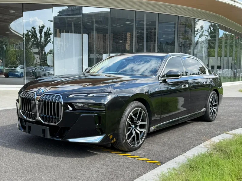 BMW 7 Series 2023 735Li Traje de lujo exterior foto 1 BMW 7 Series 2023 735Li Traje de lujo exterior foto 1