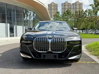 BMW 7 Series 2023 735Li Traje de lujo exterior foto 2 BMW 7 Series 2023 735Li Traje de lujo exterior foto 2