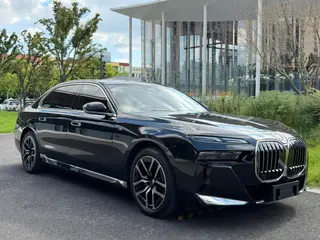BMW 7 Series 2023 735Li Traje de lujo exterior foto 3 BMW 7 Series 2023 735Li Traje de lujo exterior foto 3