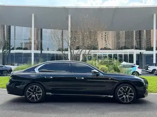 BMW 7 Series 2023 735Li Traje de lujo exterior foto 4 BMW 7 Series 2023 735Li Traje de lujo exterior foto 4
