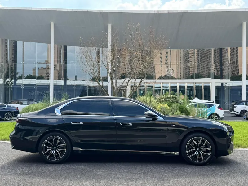 BMW 7 Series 2023 735Li Traje de lujo exterior foto 4 BMW 7 Series 2023 735Li Traje de lujo exterior foto 4