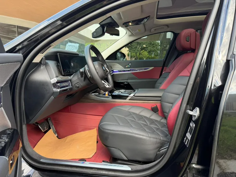 BMW 7 Series 2023 735Li Traje de lujo exterior foto 8 BMW 7 Series 2023 735Li Traje de lujo exterior foto 8