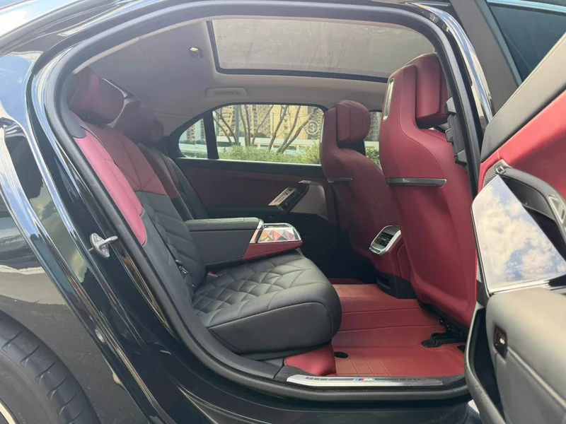 BMW 7 Series 2023 735Li Traje de lujo interior foto 10 BMW 7 Series 2023 735Li Traje de lujo interior foto 10