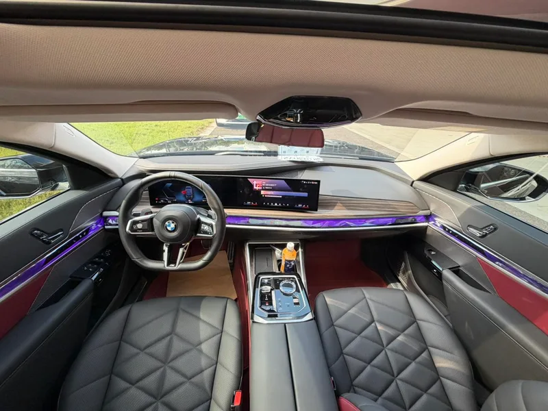 BMW 7 Series 2023 735Li Traje de lujo interior foto 13 BMW 7 Series 2023 735Li Traje de lujo interior foto 13