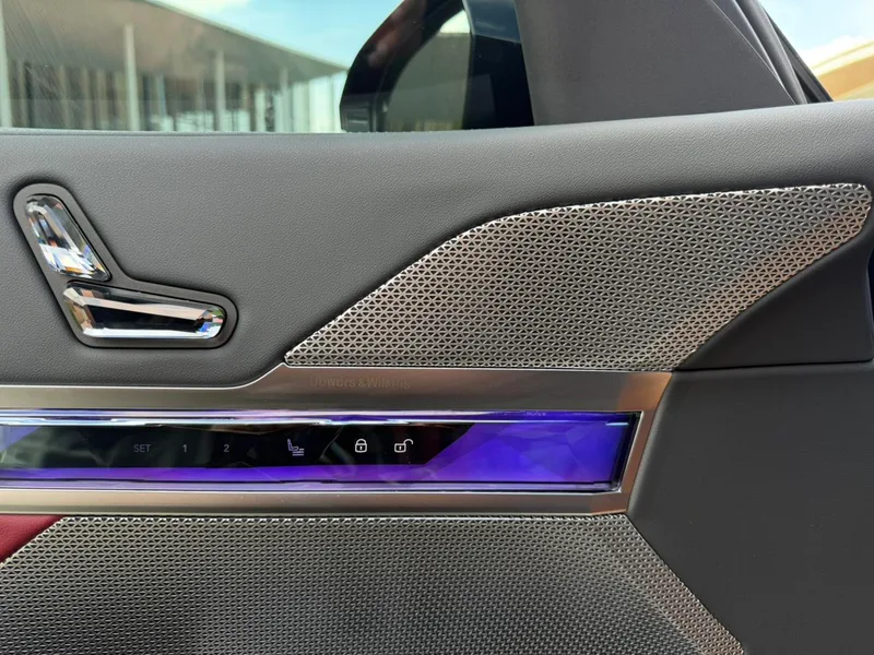 BMW 7 Series 2023 735Li Traje de lujo interior foto 15 BMW 7 Series 2023 735Li Traje de lujo interior foto 15