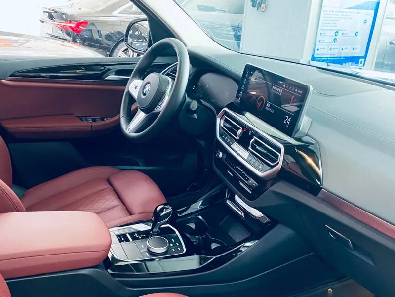 BMW X3 2022 xDrive25i M Спортивный костюм интерьер фото 14 BMW X3 2022 xDrive25i M Спортивный костюм интерьер фото 14