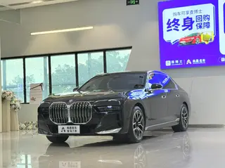 BMW 7 Series 2023 735Li Traje de lujo