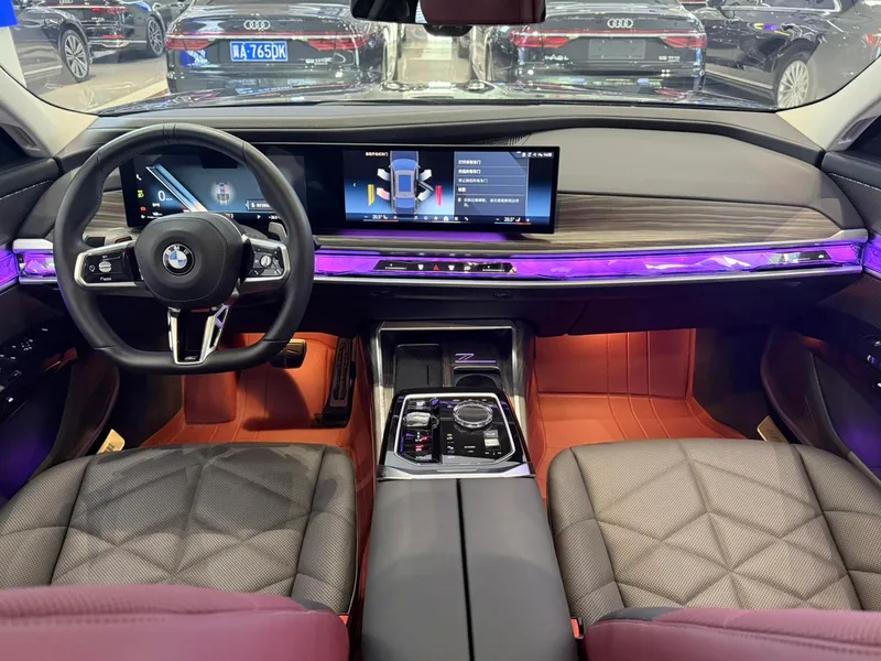 BMW 7 Series 2023 735Li Traje de lujo exterior foto 7 BMW 7 Series 2023 735Li Traje de lujo exterior foto 7
