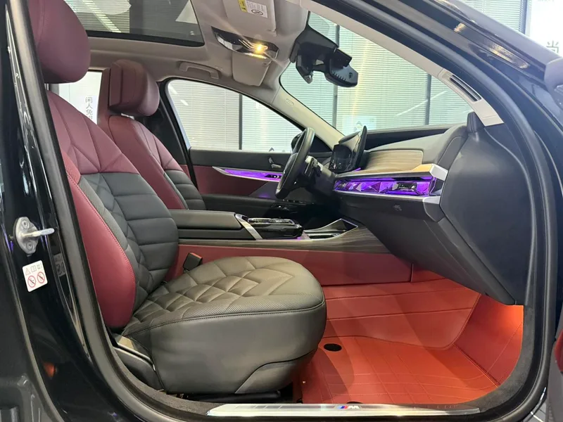 BMW 7 Series 2023 735Li Traje de lujo exterior foto 8 BMW 7 Series 2023 735Li Traje de lujo exterior foto 8