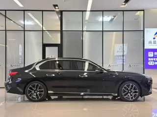 BMW 7 Series 2023 735Li Traje de lujo interior foto 18 BMW 7 Series 2023 735Li Traje de lujo interior foto 18