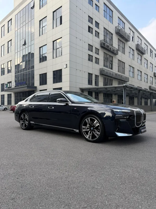 BMW 7 Series 2023 740Li Leader M Ensemble de sport extérieur photo 2 BMW 7 Series 2023 740Li Leader M Ensemble de sport extérieur photo 2