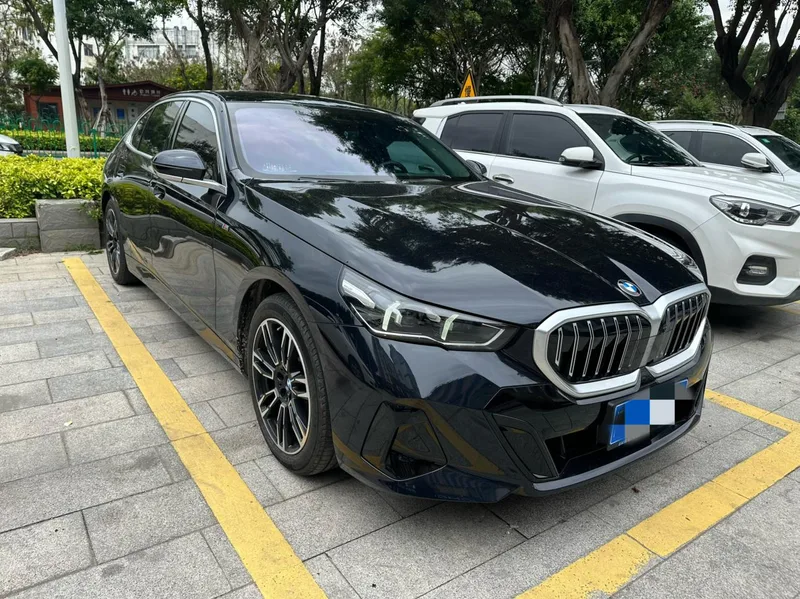 BMW 5 Series 2025 530Li Leader M Ensemble de sport extérieur photo 3 BMW 5 Series 2025 530Li Leader M Ensemble de sport extérieur photo 3