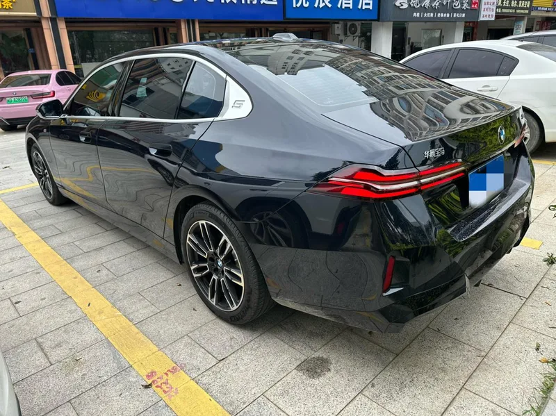 BMW 5 Series 2025 530Li Leader M Ensemble de sport extérieur photo 6 BMW 5 Series 2025 530Li Leader M Ensemble de sport extérieur photo 6
