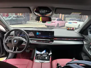 BMW 5 Series 2025 530Li Leader M Ensemble de sport intérieur photo 9 BMW 5 Series 2025 530Li Leader M Ensemble de sport intérieur photo 9
