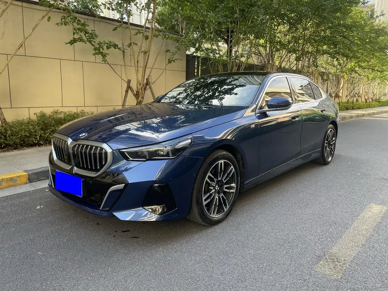 BMW 5 Series 2024 530Li Líder M Conjunto deportivo exterior foto 1 BMW 5 Series 2024 530Li Líder M Conjunto deportivo exterior foto 1
