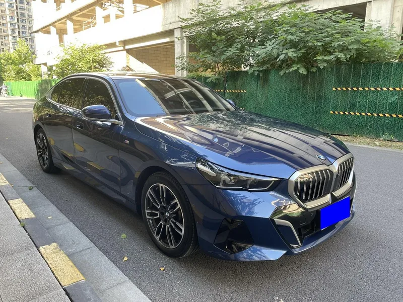 BMW 5 Series 2024 530Li Líder M Conjunto deportivo exterior foto 3 BMW 5 Series 2024 530Li Líder M Conjunto deportivo exterior foto 3