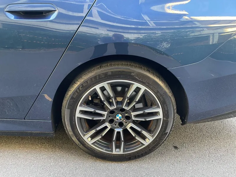 BMW 5 Series 2024 530Li Líder M Conjunto deportivo interior foto 17 BMW 5 Series 2024 530Li Líder M Conjunto deportivo interior foto 17