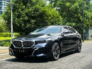 BMW 5 Series 2024 530Li Лидирующий M Спортивный костюм