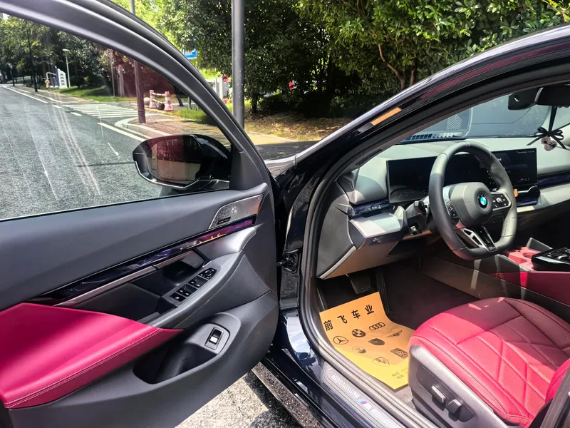 BMW 5 Series 2024 530Li Leading Type M Sports suit interior photo 11 BMW 5 Series 2024 530Li Leading Type M Sports suit interior photo 11
