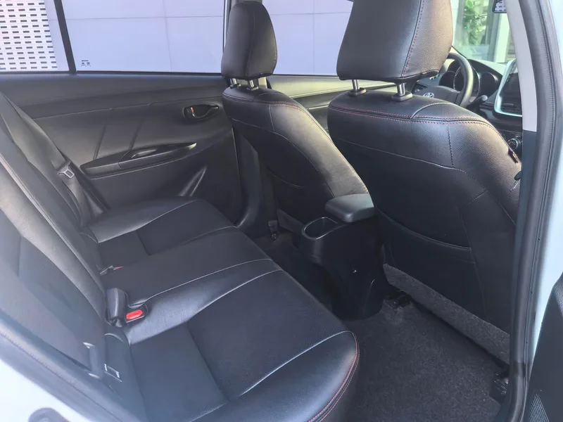 Toyota Yaris L 2016 Reforma 1.5E CVT Versión encantadora interior foto 9