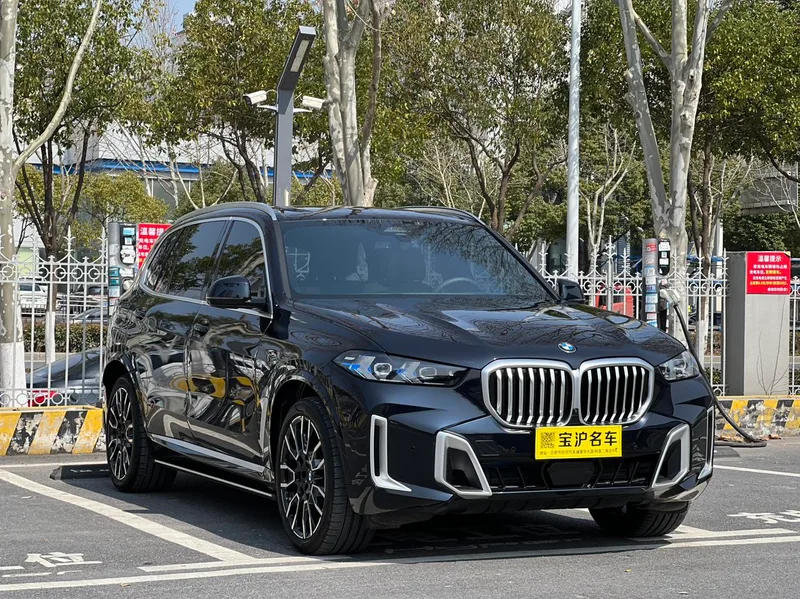 BMW X5 2023 xDrive40Li M Спортивный костюм экстерьер фото 4 BMW X5 2023 xDrive40Li M Спортивный костюм экстерьер фото 4
