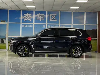 BMW X5 2023 xDrive40Li M Спортивный костюм экстерьер фото 5 BMW X5 2023 xDrive40Li M Спортивный костюм экстерьер фото 5