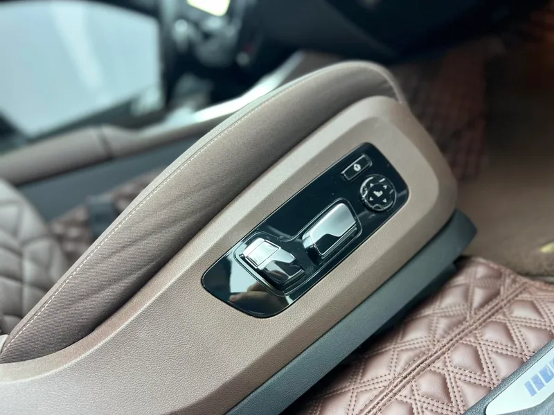BMW X5 2023 xDrive40Li M Спортивный костюм интерьер фото 19 BMW X5 2023 xDrive40Li M Спортивный костюм интерьер фото 19