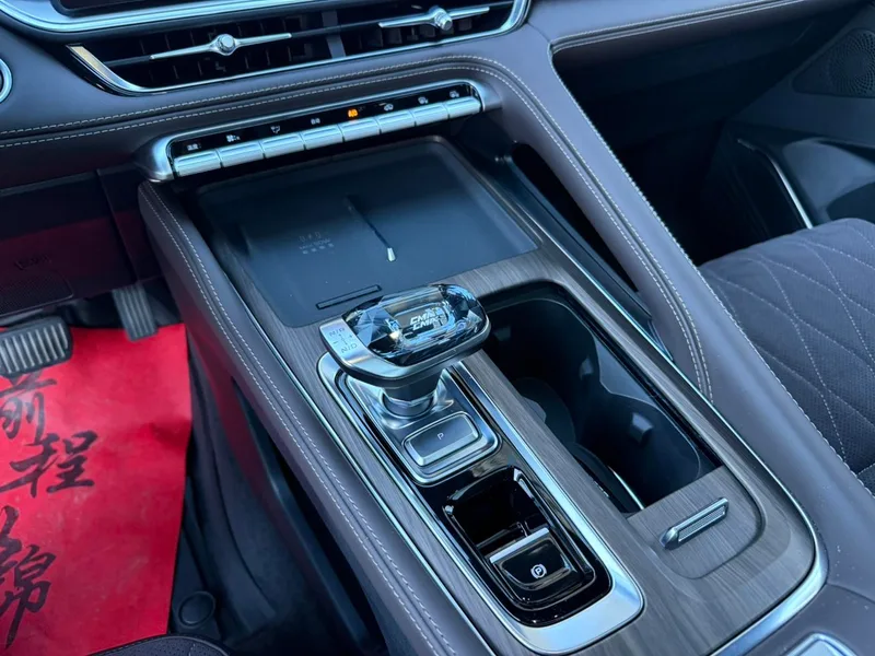 Geely Monjaro 2026 2.0TD High-power automatic four-wheel drive oriental obsidian full moon version interior photo 10 Geely Monjaro 2026 2.0TD High-power automatic four-wheel drive oriental obsidian full moon version interior photo 10
