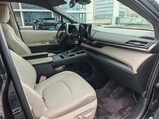Toyota Sienna 2024 Doble motor 2.5L Edición de platino interior foto 7