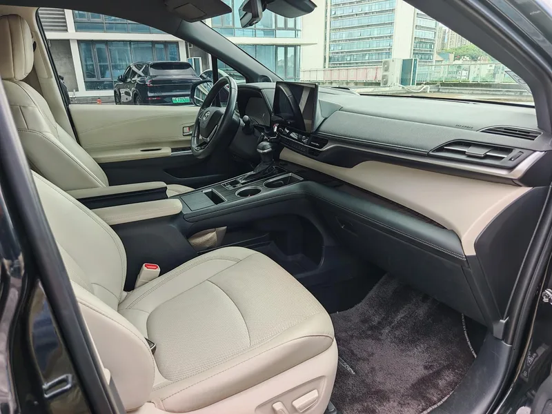 Toyota Sienna 2024 Doble motor 2.5L Edición de platino interior foto 7