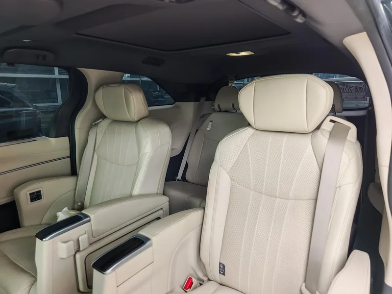 Toyota Sienna 2024 Doble motor 2.5L Edición de platino interior foto 9