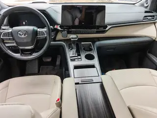 Toyota Sienna 2024 Doble motor 2.5L Edición de platino interior foto 10