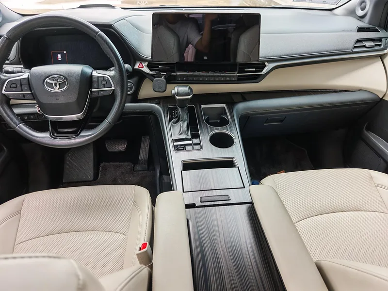 Toyota Sienna 2024 Doble motor 2.5L Edición de platino interior foto 10